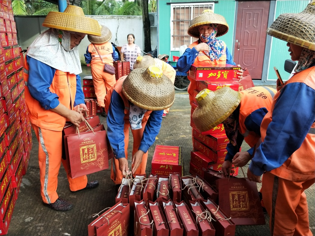 ? ?“中秋佳節(jié)、情暖職工” ? ? ? ? ?-----明佳集團(tuán)黨支部及工會(huì)組織開展中秋慰問活動(dòng)